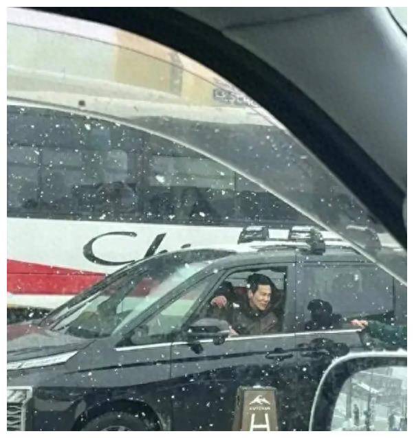 42岁彭于晏神秘赴日本副驾现神秘女子神秘有料