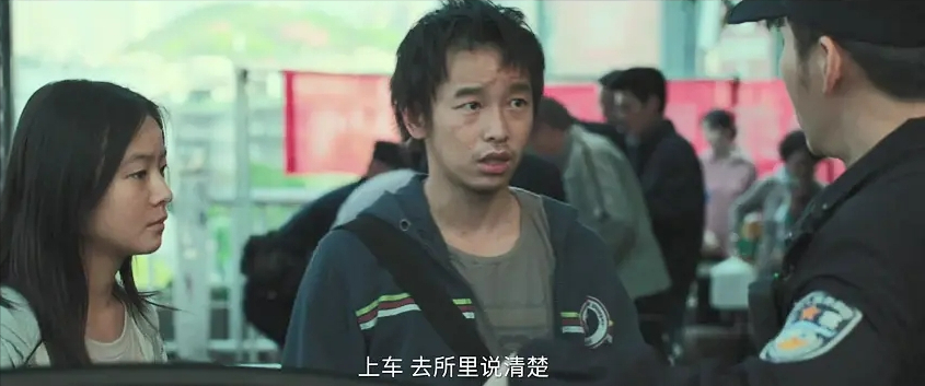 开场她挽起头发,顶着一张苍白面容出现,让人想起了《门徒》里的张静初