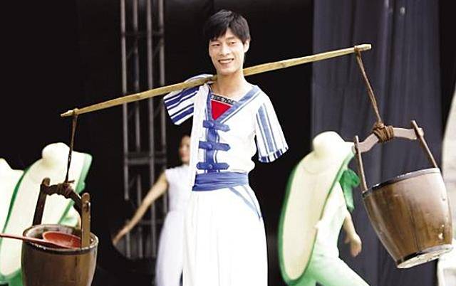 北大才女倒追无臂小伙,不顾父母反对成婚,疫情下陪丈夫直播_阳光_阿静