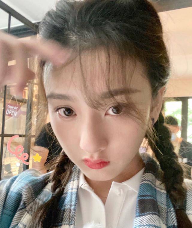 宋祖儿梳小辫儿再现哪吒式俏皮,嘟嘟嘴卖萌越来越像小林青霞_照片