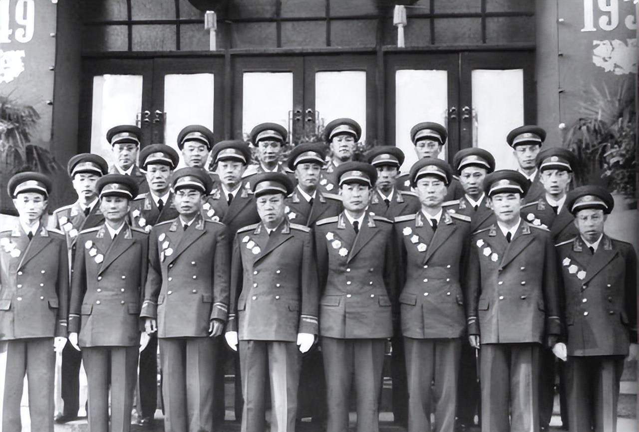 10位开国大将,57位开国上将,177位开国中将,1360位开国少将,总计1600