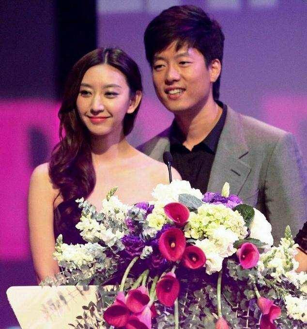 姚晨晒家中内景,能看见杨柳和天空,心形云彩出镜.