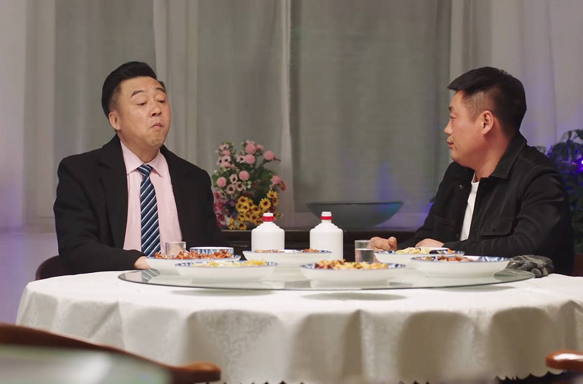 《乡村爱情16》中彻底闹掰了,宋晓峰选择离开山庄,自己开民宿当老板