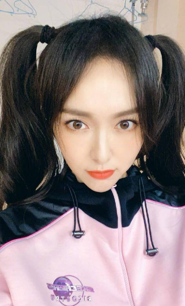 原创唐嫣分享自拍皮肤状态似花季少女嘟嘴卖萌可爱满分