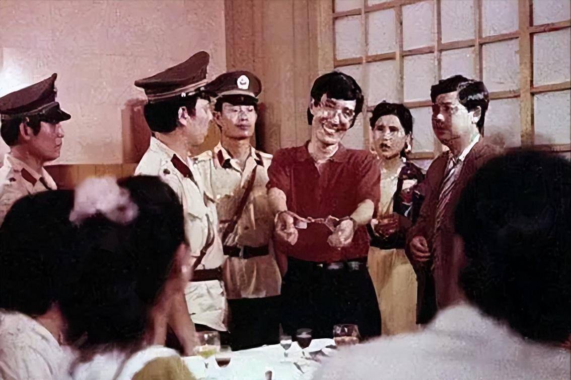 阿满喜剧系列电影,在营构情境上,着重展现人物性格推动故事情节_建构