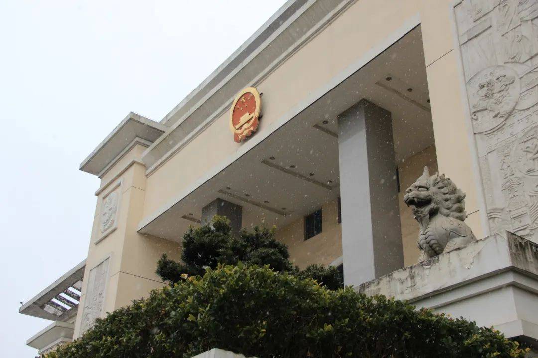 半月前,区建设局希望法院配合化解两起欠薪案,两案涉及人数多金额大