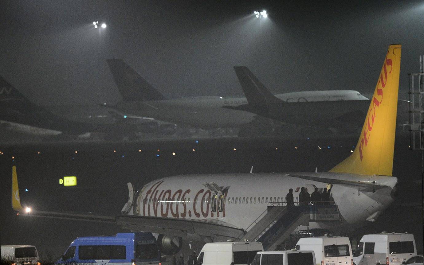 年轻机长贪得无厌,因分配住房未满足自己,竟劫机飞往