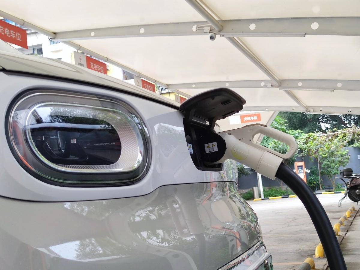 都是代步车,五菱宏光miniev第三代马卡龙凭啥脱颖而出?