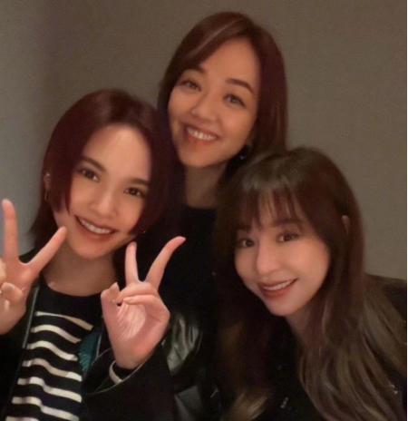 王心凌晒与杨丞琳合照,相差2岁看不出年龄,女子罕见同框好养眼_王新玲