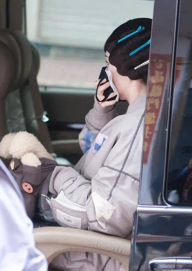 原创横店复工现状秦岚口罩里塞纸王一博乖乖戴上医用口罩