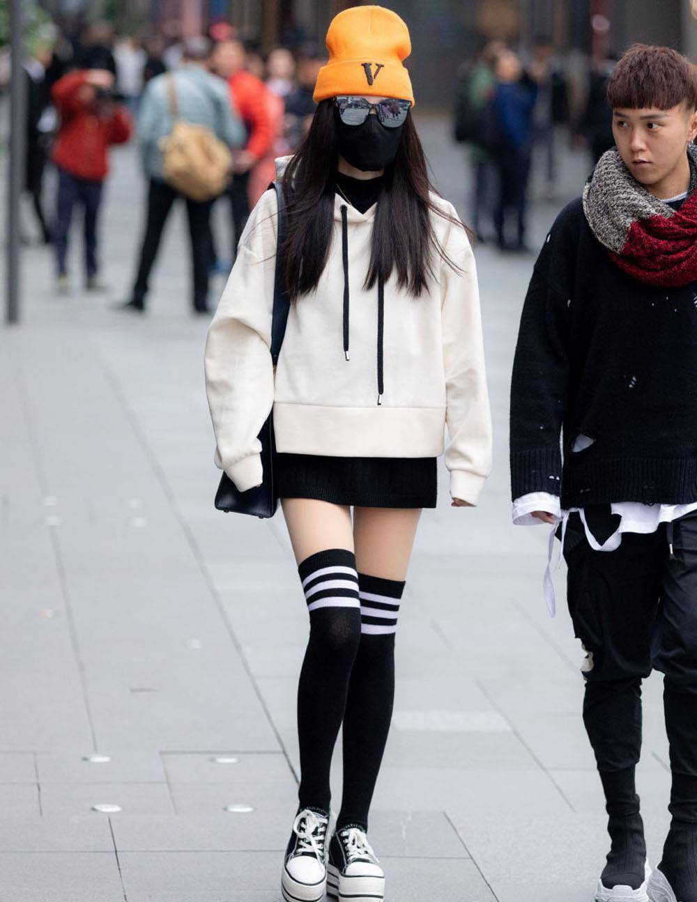 look 5:短款卫衣 条纹中筒袜 厚底板鞋穿短款卫衣的时候,还可以巧妙