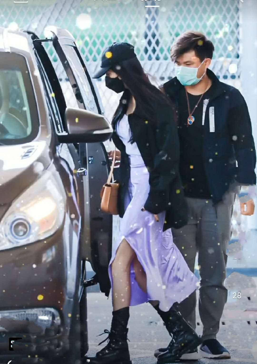 杨幂穿时尚长裙回京!