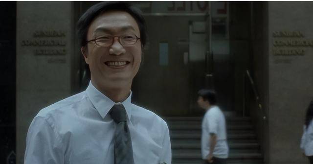 次年,郑钟基的演艺事业继续发展,凭借《低俗喜剧》获得台湾金马奖最佳