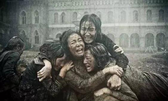 幸存者称地下的血踩在脚底下都发粘,可想而知南京