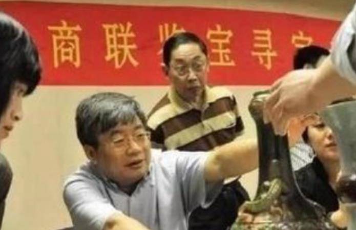 专家17万骗走乾隆真迹,拍卖8736万元,老农起诉,法院