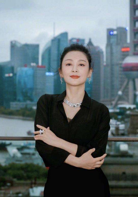 即使现在陈红已经51岁了,但是依旧优雅动人,所谓岁月从不败