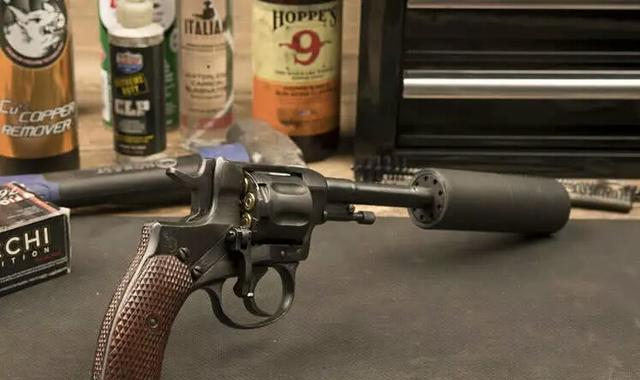 62×38毫米子弹,该枪的子弹极为特别,弹头是藏着在弹壳里面的,弹壳