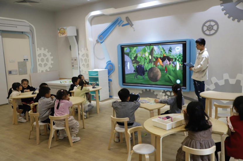 在课堂中孩子只需要通过ar技术扫一扫就能识别平面图形到屏幕画面中