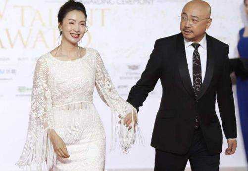 王岳伦之后,徐峥聚餐后带两美女同乘车,啤酒肚大如孕妇_陶虹_父母