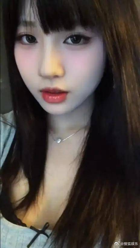 原创汪峰18岁女儿晒国外留学照黑丝短裙露脐装网友可别像你妈妈