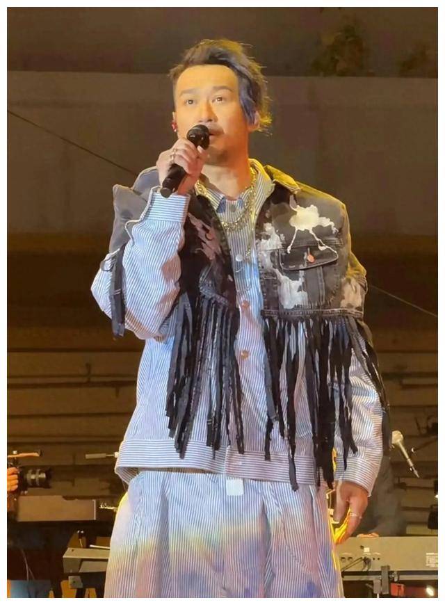 吴浩康主题公园开秀,歌迷支持满满,感受你的改变._家庭_生活_明星