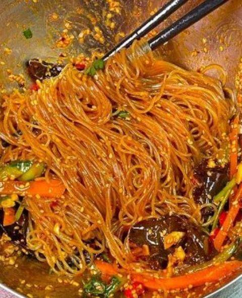 凉拌粉丝清爽口感中的夏日风情