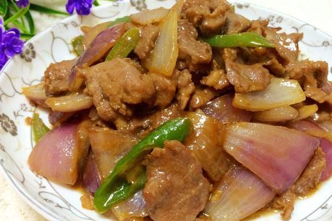 7.下入切好的黄瓜片翻炒,放盐,鸡粉,胡椒粉,炒至黄瓜变软.