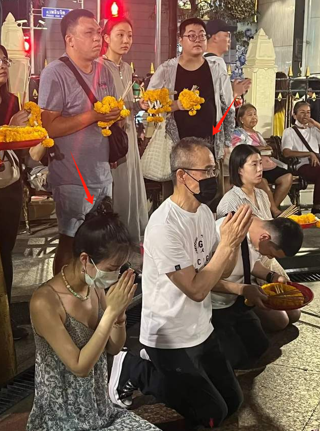 王石夫妇泰国下跪拜佛还愿,田朴珺脖颈纹身瞩目,3岁女儿疑随行_古天乐