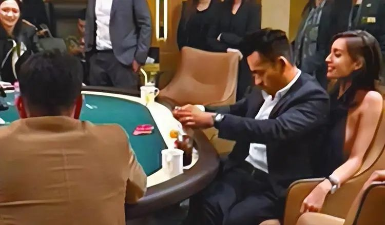 洗米华当着众多人的面,坐在了mandy的大腿上,而被当"人肉沙发"的mandy