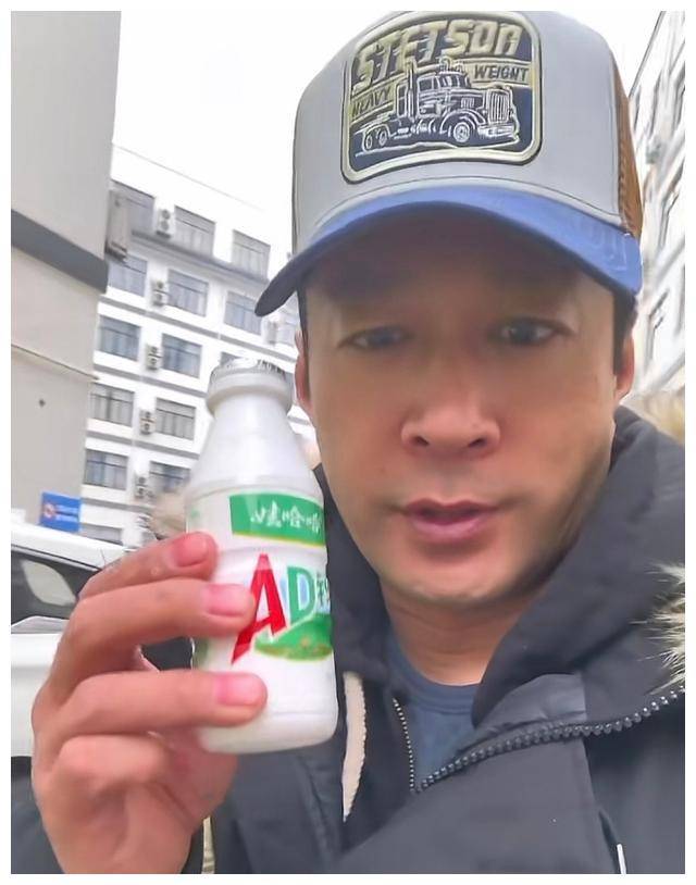 演员谭凯哭红眼睛演绎娃哈哈ad钙奶,感念宗庆后,感情动人.