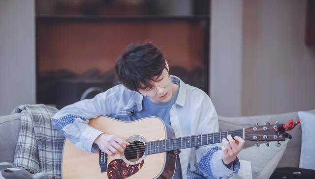 张新成《朋友请听好》,身穿白蓝拼接衬衫,展现"清新男神"形象_气质