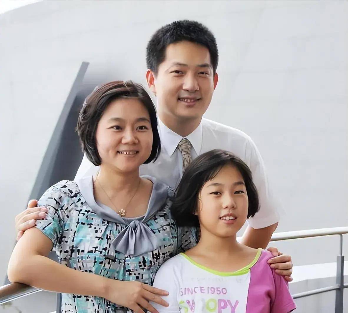 原创48岁常昊显年轻潇洒依旧升围协一把手56岁妻子憔悴显老