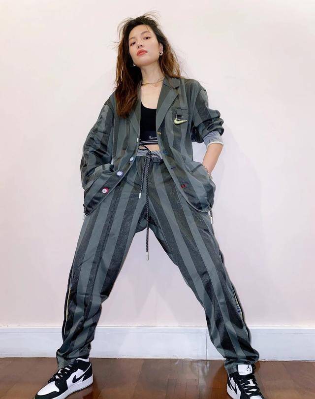 运动衣服掀起了潮流,女明星和博主们都这样穿,又酷又飒_look_黑色