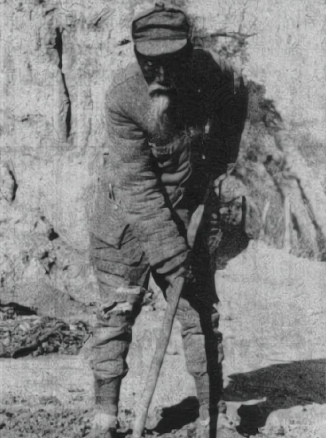 到了59岁那年,蒋维平在家乡开办了一个西药店,维持一家人的生计.