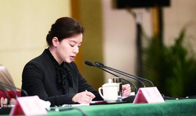 她放弃北大清华,成为外交翻译,因气质出众,被称为"冷艳美人"_张京