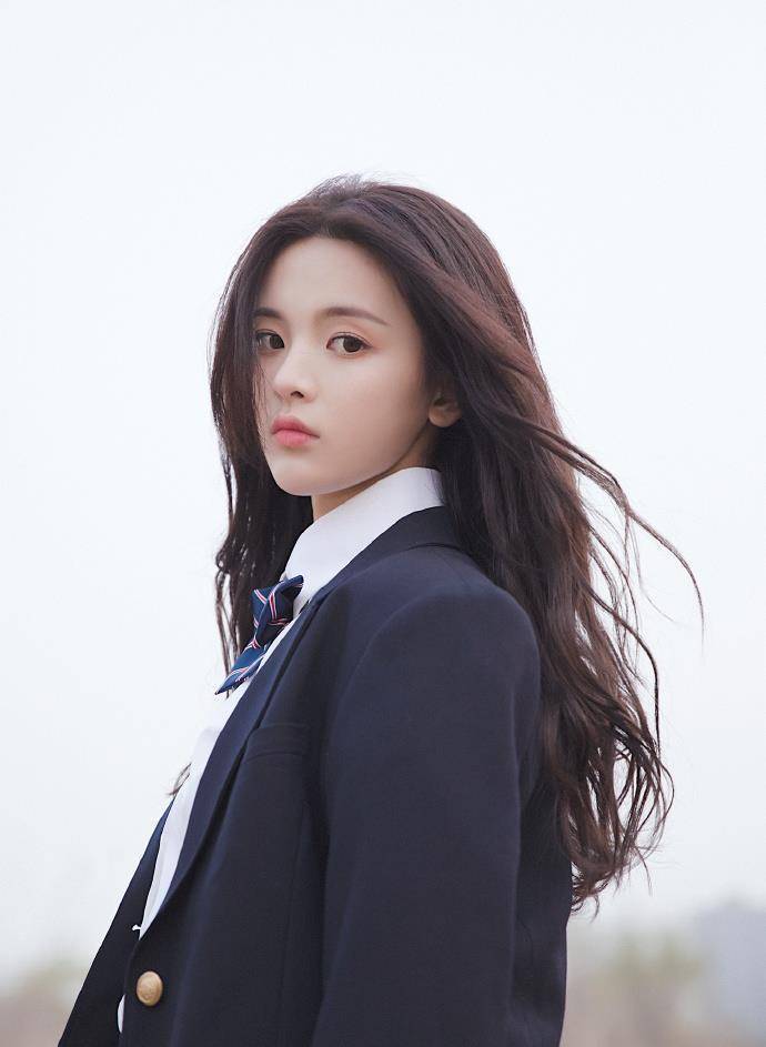 原创杨超越美出新高度白衬衣长卷发变身校园女神清纯又灵动可塑性太强