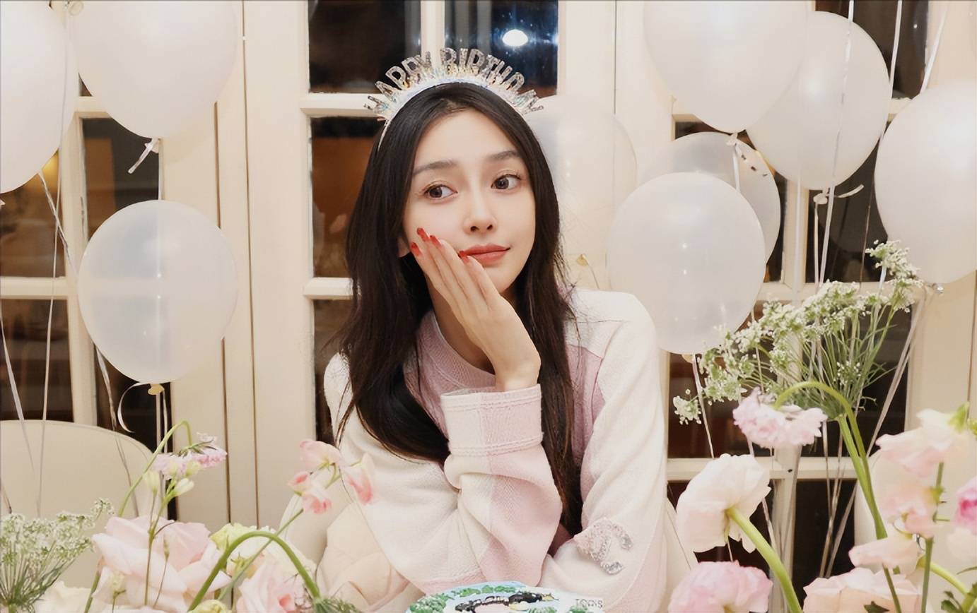 闺蜜杨幂祝福罕见缺席,黄晓明女友同一天秀钻戒_生活_叶珂_生日