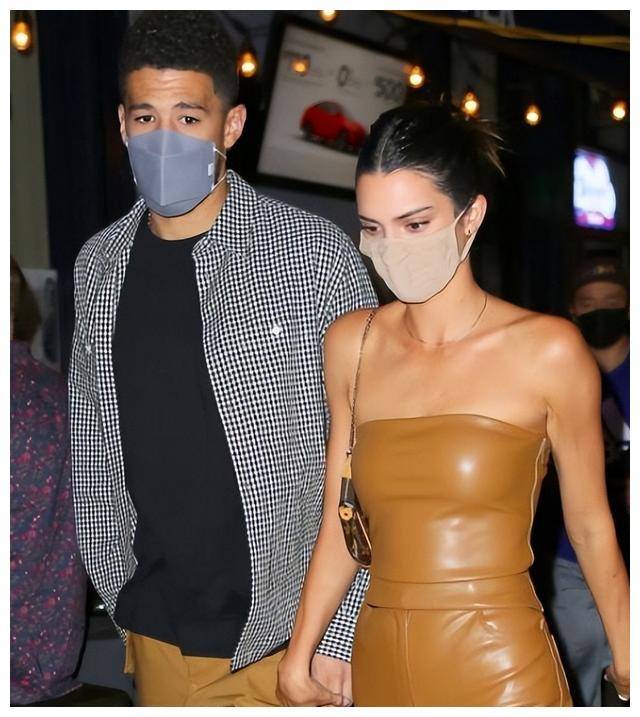 圈内动态揭秘:布克与詹娜复合,绯闻女友离奇自拍!_西蒙斯_感情_1