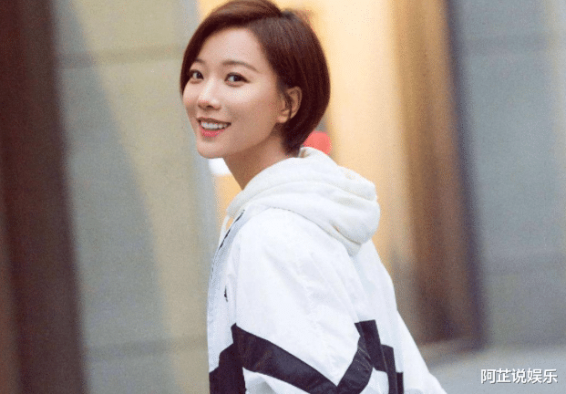 视频中,王珞丹展现了自己清纯的素颜,头发有些凌乱,但是容颜依旧能打