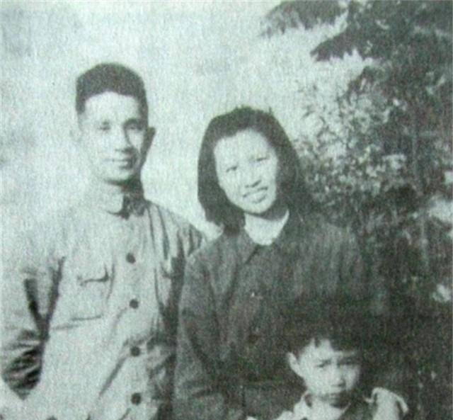 楚青追悼会:301西院地下告别厅挤满民众,长子粟戎生率全家泣告_粟裕