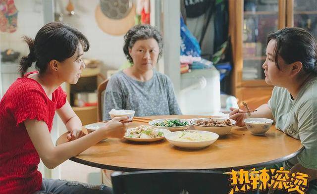 《热辣滚烫》都演"美艳情妇",李雪琴笑掉大牙,张小