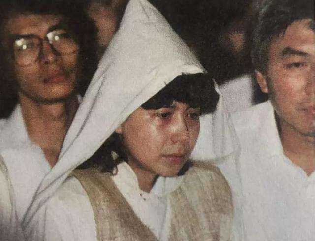 歌后甄妮:《铁血丹心》成经典,四怀四流产,为去世丈夫一生守寡_傅声