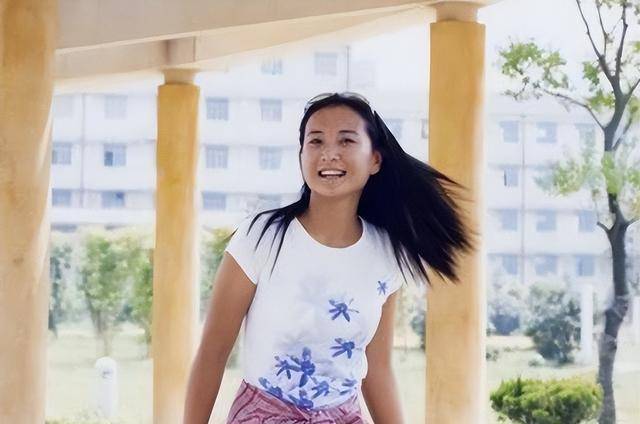 主持人贾丹:放弃上大学,供养贾玲9年,妹妹成名为她买房买车