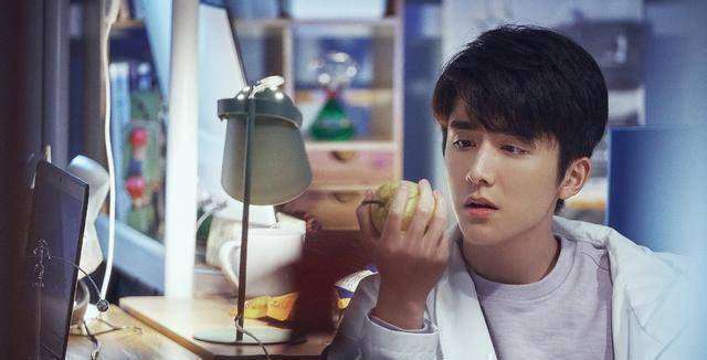 张新成《朋友请听好》,身穿白蓝拼接衬衫,展现"清新男神"形象_气质