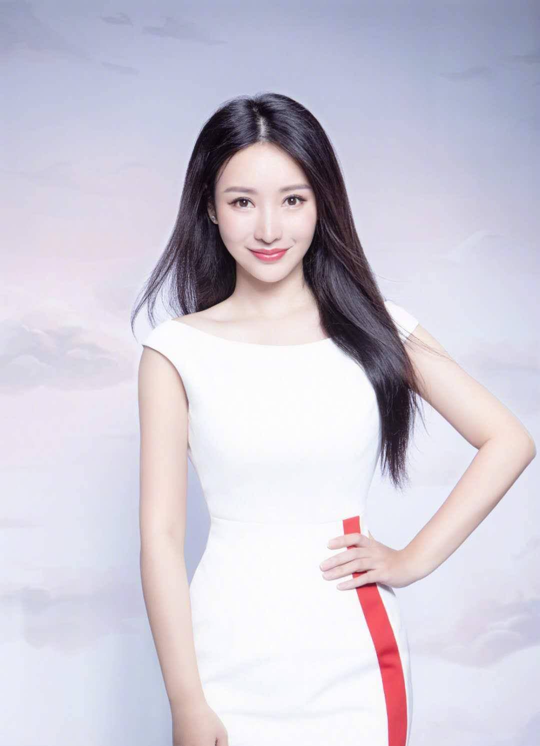 后来柳岩渐渐向短发发展,把头发竖起来一部分,额头前有了刘海.