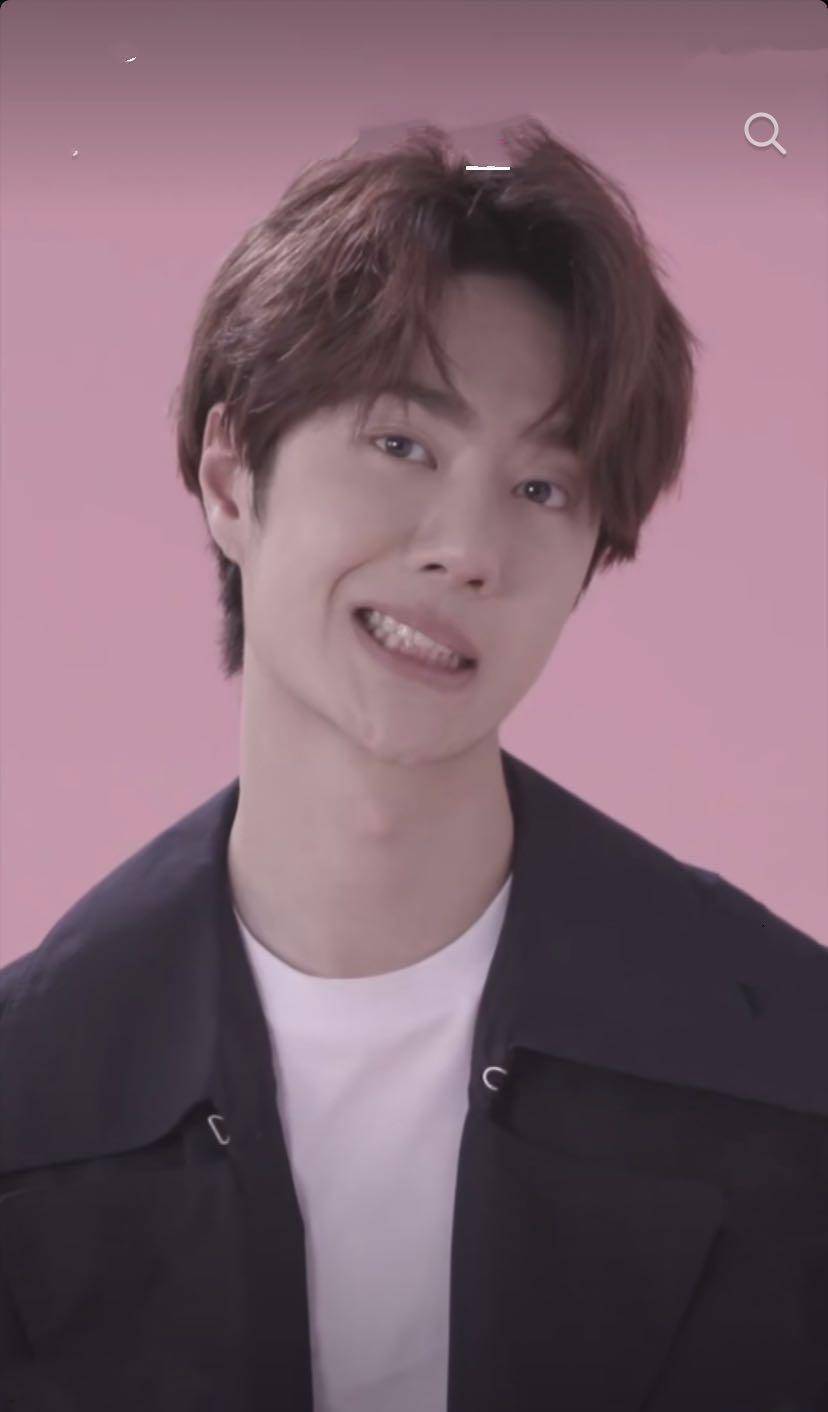 原创王一博晒出最新5连拍罕见戴美瞳偶像包袱碎一地