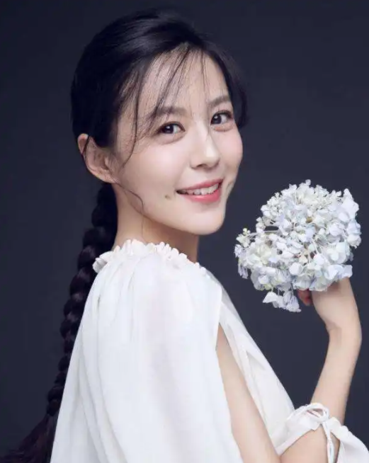 当时和李金铭一起参加录制的,还有秋瓷炫,黄圣依和张柏芝,四位都是