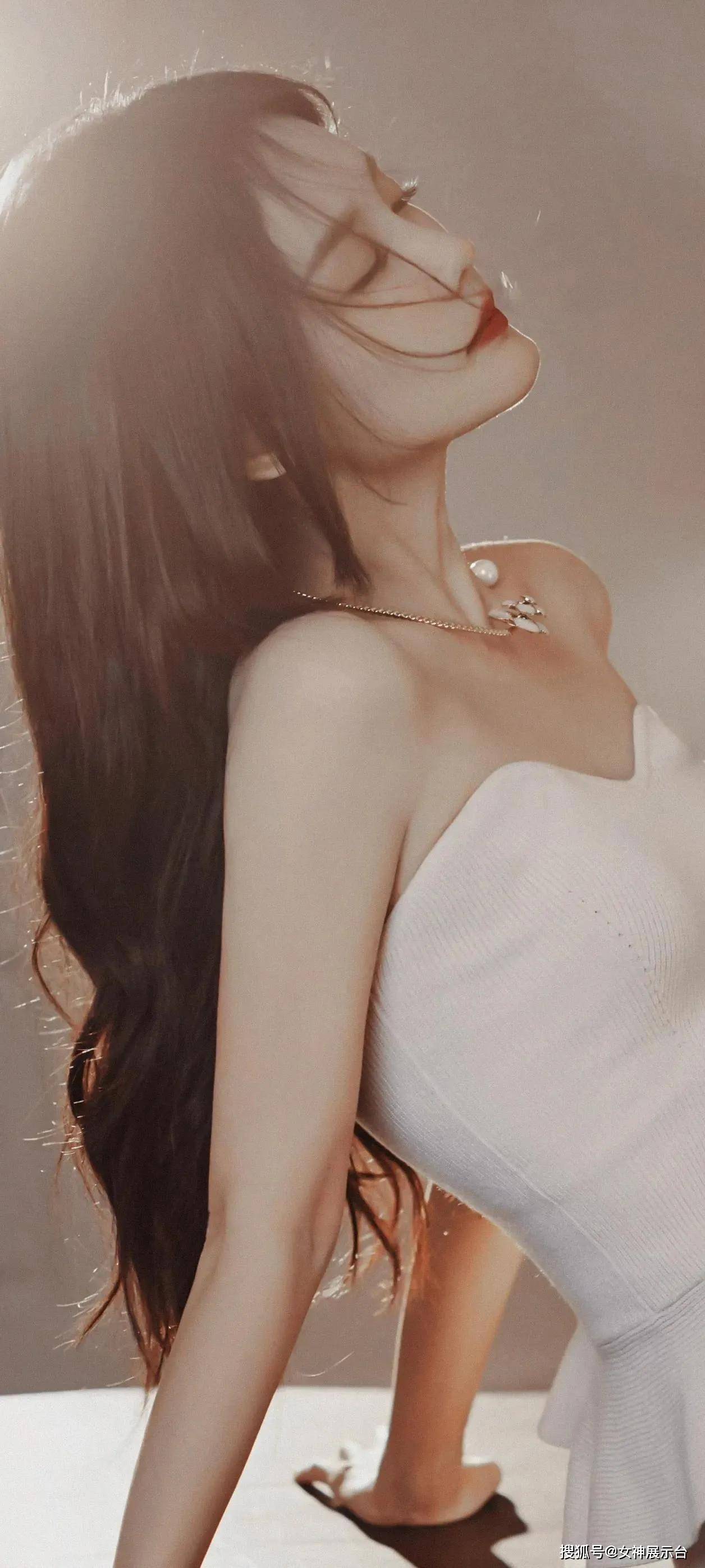 李一桐惊艳身材曝光:颜值与实力并存的女神_胡一天_比例_网友