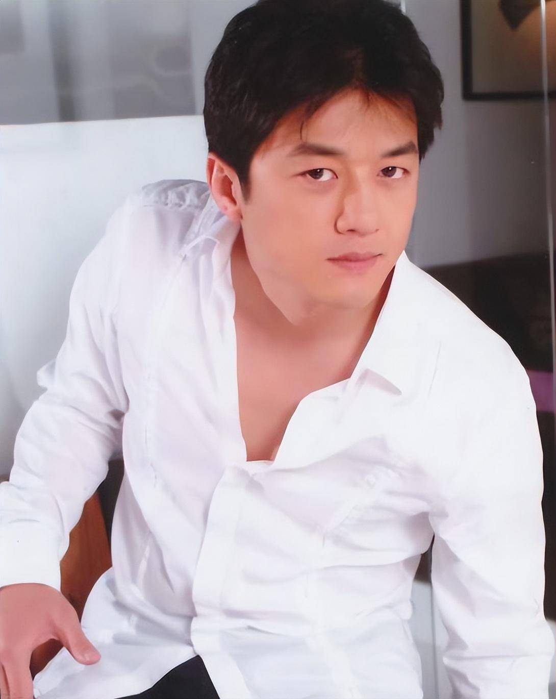 52岁李亚鹏情绪崩溃!