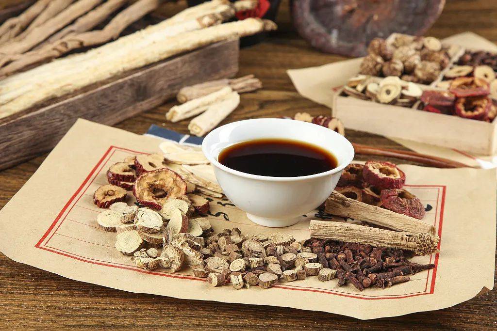 聪耳止晕汤治疗神经性耳鸣组成:磁石20g,五味子6g,益智仁6g,骨碎补12g